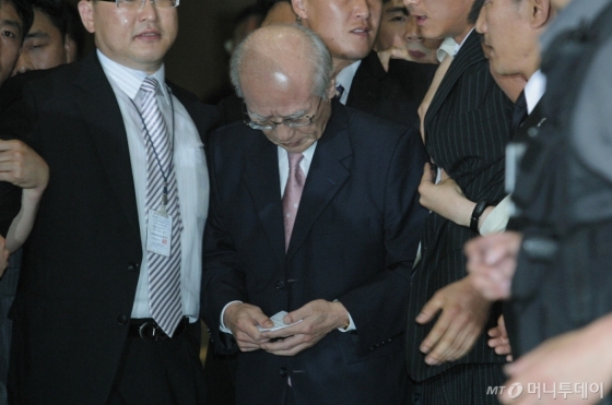 김우중 전 대우그룹 회장(가운데)이 2005년 오랜 해외 체류를 마치고 재판을 받기 위해 인천국제공항을 통해 고개를 숙인 채 입국하는 모습. /사진= 머니투데이