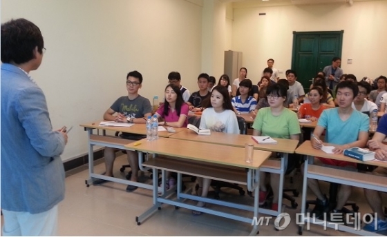 베트남 하노이사범대학에서 글로벌 청년사업가(GYBM) 프로그램 연수생들이 특강을 듣는 모습. /사진제공=GYMB