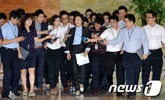 [사진]의원총회 참석하는 박영선 위원장