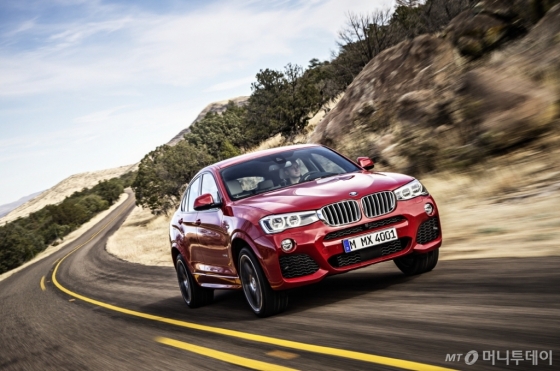 BMW는 현재 국내 시판 모델 중 유로6 기준에 맞춘 X3, X4와 520d를 비롯해  저공해차 인증을 받은 모델이 30여종에 이른다. 사진은 최근 출시한 X4./사진제공=BMW