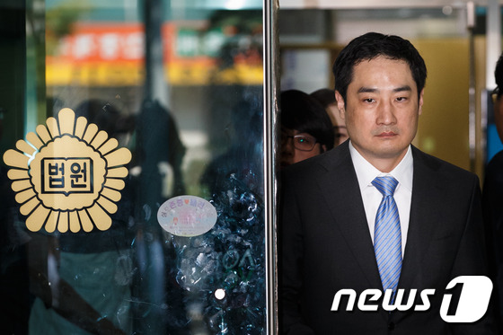 여성 아나운서를 비하하는 발언과 관련해 무고, 모욕 등의 혐의로 기소된 강용석(45) 전 의원이 29일 서울서부지법에서 열린 선고공판을 마친 후 법원을 나서고 있다. /사진=뉴스1