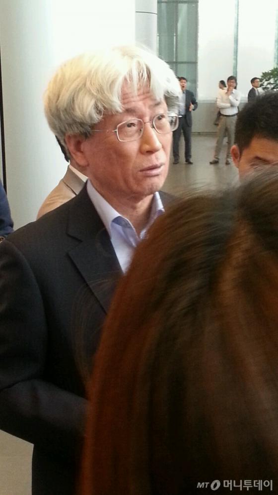 소설가 복거일씨가 17일 오전 삼성 수요 사장단 회의에서 강연을 마친 뒤 기자들과 만나 이야기를 나누는 모습. /사진=유엄식 기자