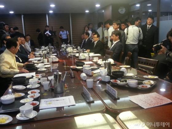 [사진]난장판된 국회 쌀 관세화 당정협의장