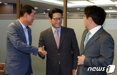 정병국(가운데) 새누리당 의원./뉴스1 © News1 박철중 기자