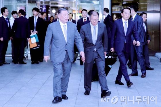 정몽구 현대자동차그룹 회장이 4일간의 미국현장경영을 마치고 8일 오후 서울 김포국제공항을 통해 귀국하고 있다.