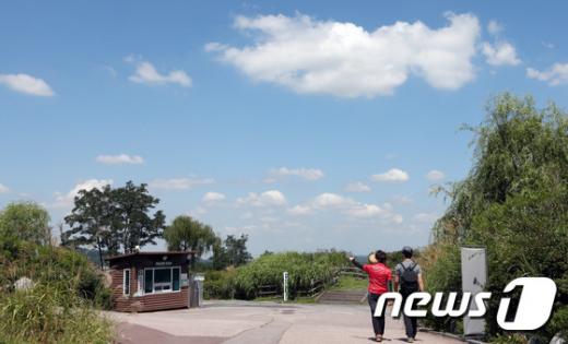 서울 상암동 하늘공원에서 바라본 푸른 하늘에 구름이 두둥실 떠 가을의 정취를 물씬 풍기고 있다./뉴스1 © News1 허경 기자