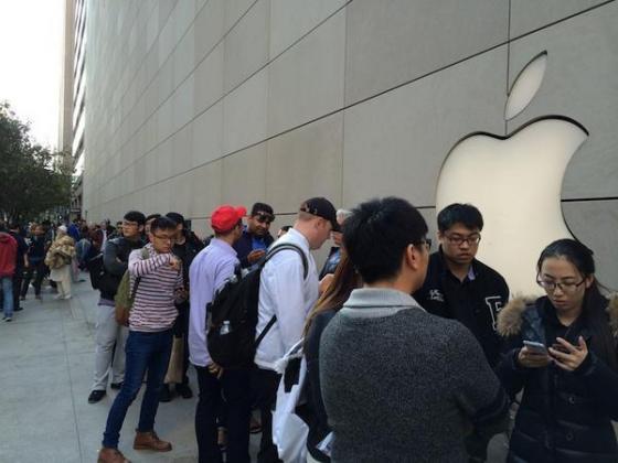 시카고 미시건 애비뉴의 애플스토어 밖에서 아이폰6를 사기 위해 기다리는 사람들./사진=트위터 ChicagoInno