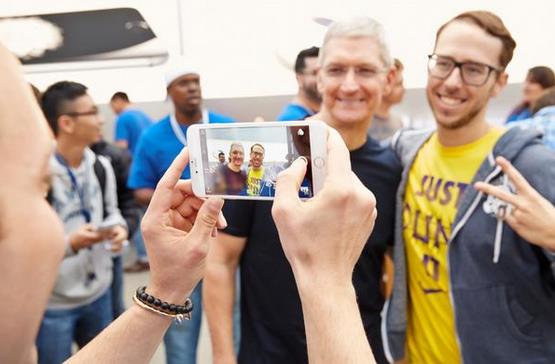 팰로앨토의 애플 매장에서 만난 팬과 사진찍는 팀 쿡 애플 CEO.(왼쪽)/사진=팀쿡 트위터