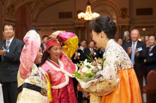 캐나다를 국빈방문 중인 박근혜 대통령이 20일(현지시간) 캐나다 수도 오타와에서 동포간담회를 가졌다. 