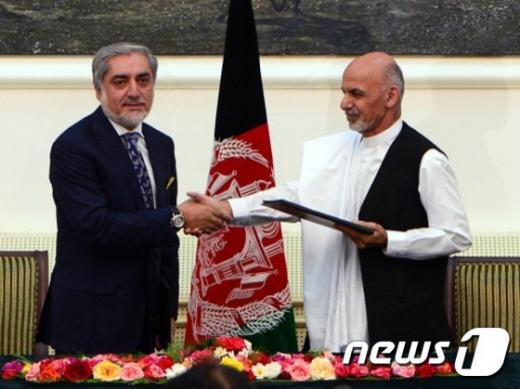 압둘라 압둘라 전 아프가니스탄 외무장관(왼쪽)과 아슈라프 가니 전 재무장관. © AFP=뉴스1 2014.09.22/뉴스1 © News1