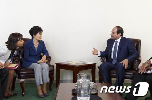 박근혜 대통령과 압델 파타 엘시시 이집트 대통령이 23일(현지시각) 뉴욕 유엔본부에서 한·이집트 정상회담을 하고 있다. (청와대) 2014.9.24/뉴스1 © News1