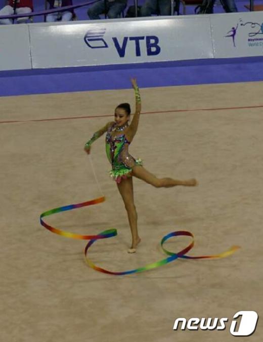 손연재가 세계선수권대회에서 리본을 연기하고 있다.(IB월드와이드 제공).© News1