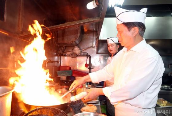 장군유 사장이 주방에서 요리를 하고 있는 모습. /사진=이기범 기자