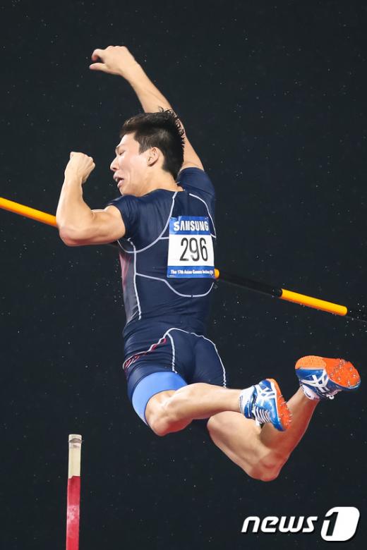 [사진]장대높이뛰기 진민섭 동메달 획득