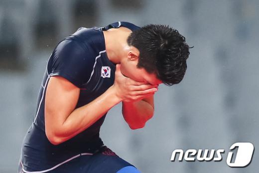 [사진]진민섭, 장대높이뛰기 동메달 획득