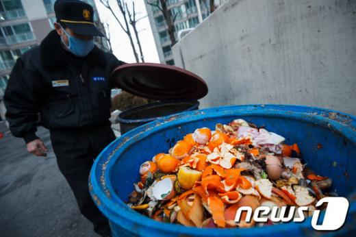 서울시내 한 아파트 단지에서 경비원이 가득 찬 음식물쓰레기통을 정리하고 있다. /사진=뉴스1