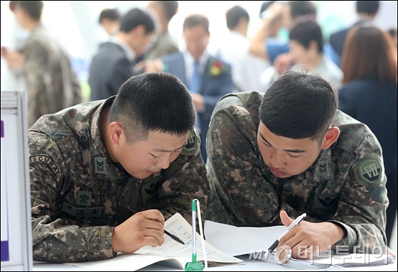[사진]이력서 작성하는 군인들