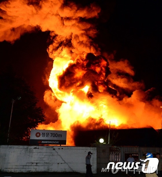 30일 오후 대전 대덕구 목상동 한국타이어 대전공장에서 화재가 발생해 불길이 치솟고 있다. 한국타이어 관계자는 "화재 규모와 원인에 대해서는 파악 중"이라고 밝혔다./사진=뉴스1