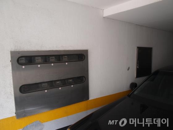 서울 서대문구의 한 대학가 주변 원룸에 전력 계량기가 설치돼 있다. 계량기는 8개에 불과하지만 실제론 55가구가 거주하는 있다. /사진=송학주기자
