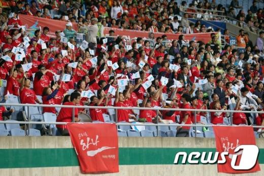 [사진]北여자축구 결승전에 휘날리는 한반도기