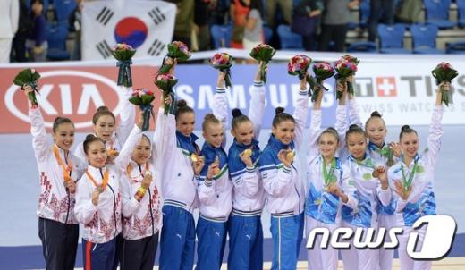 [사진]한국 여자 리듬체조 단체 은메달 획득