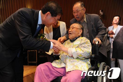 [사진]박원순 시장 "할머니 오래오래 건강하세요"