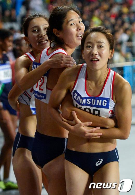 [사진]여자 1,600m 계주 '한국 신기록이야!'