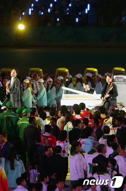 [사진]씨엔블루, 아시안게임 폐회식 축하 무대