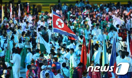 [사진]인천 AG 폐회식에 펄럭이는 북한 깃발