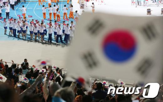 [사진]북한 선수단, 인천 AG 폐회식  입장