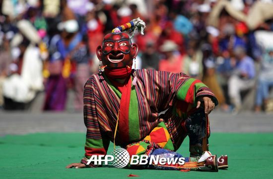 8일(현지시간) 부탄의 팀푸에서 열린 불교 축제 '팀푸 세츄(Thimphu Tshechu) 페스티벌'에서 한 공연자가 가면을 쓰고 공연을 하고 있다/ 사진=AFPBBNews