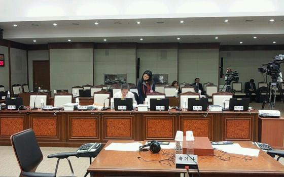 우윤근 새정치민주연합 원내대표가 10일 오후 법제사법위원회 국정감사에 앞서 자료를 검토하고 있다. /사진=하세린 기자 