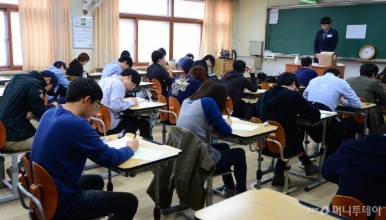 올해 4월 상반기 삼성 직무적성검사(SSAT) 에 응시한 지원자들이 고사장이 마련된 서울 강남구 대치동 단대부고에서 시험 시작을 기다리고 있는 모습. /사진=뉴스1