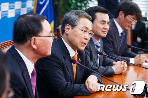 [사진]정홍원 총리 만난 우윤근 새정치연합 원내대표