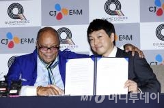 CJ E&M 음악사업부문 안석준(오른쪽) 대표와 세계적인 프로듀서 퀸시 존스는 지난해 글로벌 네트워크 사업을 위해 MOU(양해각서)를 체결했다. /사진제공=CJ E&M