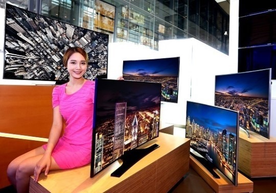삼성전자 모델이 보급형 커브드 풀HD TV 'H6800'를 소개하고 있다. 이 제품의 출고가격은 200만원으로 현재 시중에선 150~160만원에 판매되고 있다. /사진 제공=삼성전자