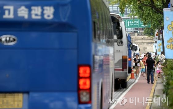 서울 경복궁 앞 도로가 관광버스들로 복잡한 모습. /사진=뉴스1<br>

