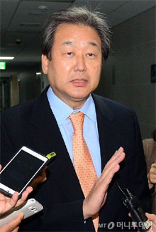 김무성 새누리당 대표가 21일 오후 서울 여의도 국회 의원회관으로 들어서며 취재진의 질문에 답하고 있다. /사진제공=뉴스1