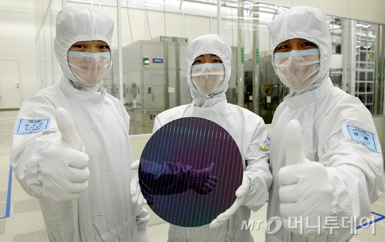 지난 5월9일 준공한 삼성전자 시안 반도체 신규라인에서 생산된 낸드플래시 제품. / 사진=뉴스1