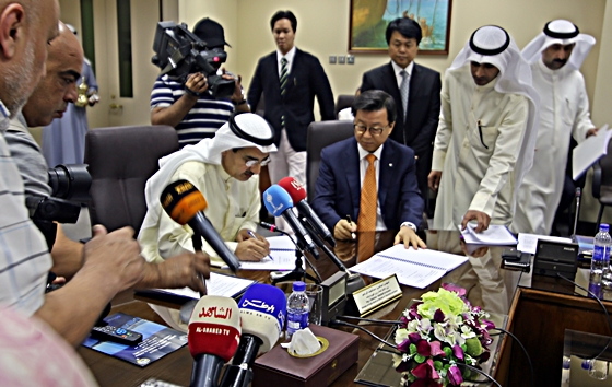 오두환 GS건설 인프라부문 대표(오른쪽)와 압둘라지즈 압둘라티프 알이브라힘 쿠웨이트 공공사업부 장관이 쿠웨이트에서 열린 '도하링크 교량공사' 계약식에서 계약서에 서명을 하고 있다./사진=GS건설