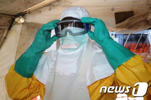 기니 코나크리 동카병원에서 에볼라 감염 환자 치료를 위해 보호장비를 착용하고 있는 의료진./© AFP=뉴스1