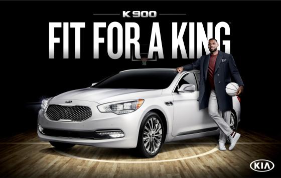 최근 기아차 홍보대사가 된 미국프로농구(NBA) 스타 르브론 제임스(30, Lebron James, 클리블랜드)가 'K9' 옆에서 포즈를 취하고 있다./사진제공=기아자동차 