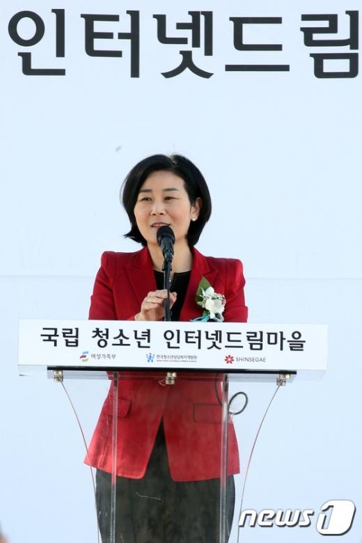 [사진]축사하는 김희정 여성가족부 장관
