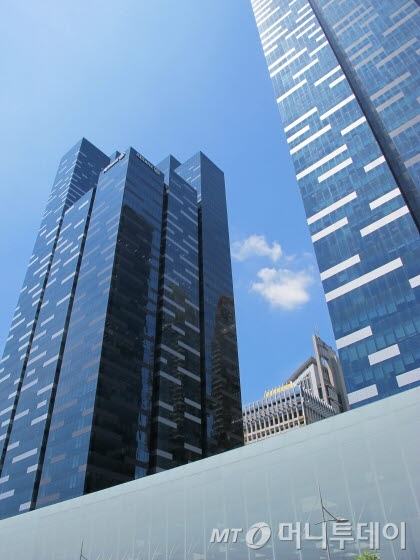 싱가포르에서 현대건설이 시공한 아시아스퀘어타워. 오른쪽이 타워1, 왼쪽이 타워2./사진=지영호 기자