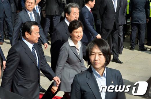 [사진]시정연설 마치고 국회 나서는 박근혜 대통령