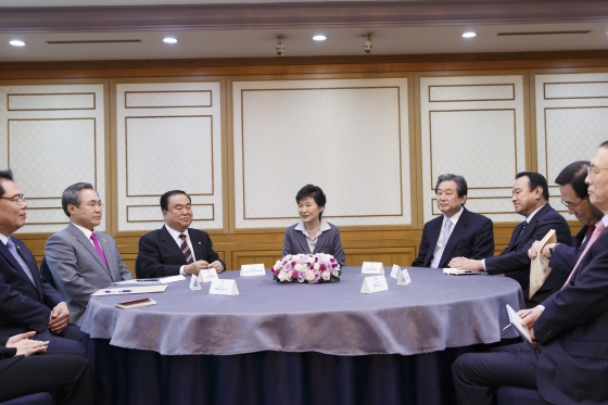 박근혜 대통령은 29일 오전 국회 귀빈식당에서 여야 지도부와 1시간 여 회동을 가졌다. 
