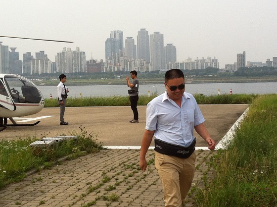 서울헬기관광을 즐긴 중국 광림성 총경리 일행 /사진제공=블루에어