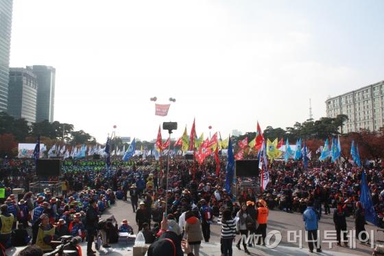1일 여의도 문화마당에서 공무원연금 개혁안에 반발하는 집회가 전국 11만명의 공무원이 모인 가운데 개최됐다. /사진=남형도 기자