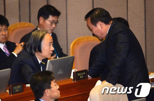 [사진]김재원 원내수석과 대화하는 이주영 해수부 장관