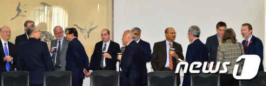 [사진]주한공관 대사들의 '커피 타임'